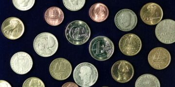 Κέρματα δραχμών και ευρώ (φωτ.: ΑΠΕ-ΜΠΕ/Παντελής Σαΐτας)