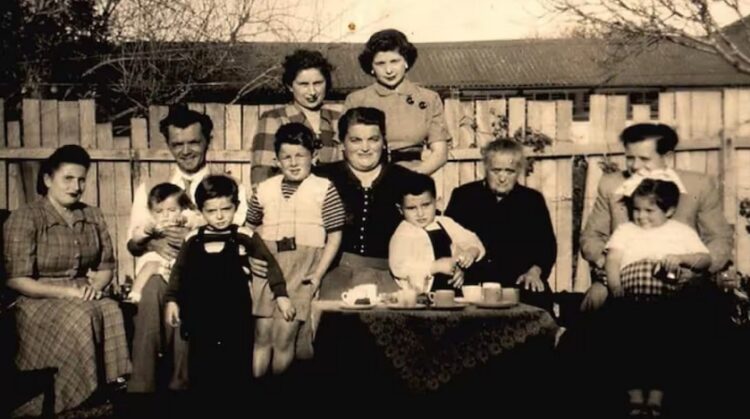 Ελληνίδες μετανάστριες με τα παιδιά τους, τη δεκαετία του '60 στην Αυστραλία (φωτ.: facebook / Early Greek Australians)