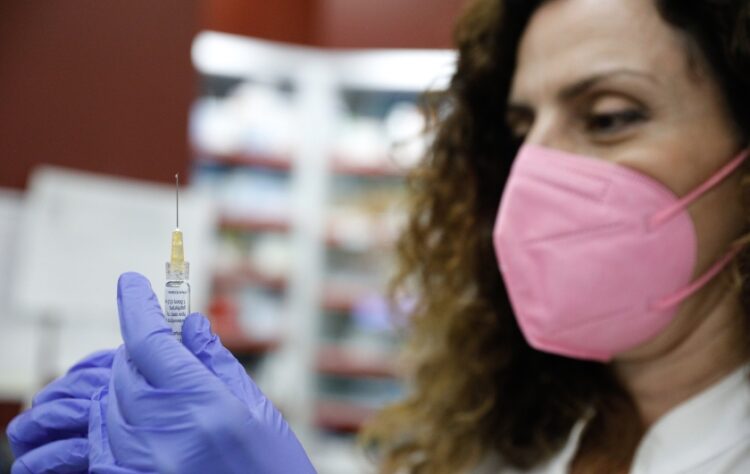 Φαρμακοποιός δείχνει ένα εμβόλιο (φωτ. αρχείου: EUROKINISSI/Γιώργος Κονταρίνης)