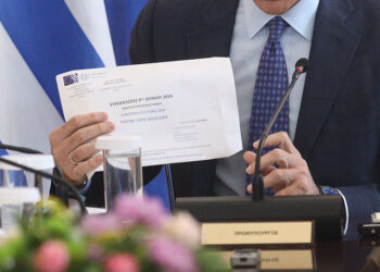 Ο Κυριάκος Μητσοτάκης δείχνει την επιστολική ψήφο για τις ευρωεκλογές, κατά τη διάρκεια υπουργικού συμβουλίου (φωτ.: EUROKINISSI / Γιάννης Παναγόπουλος)