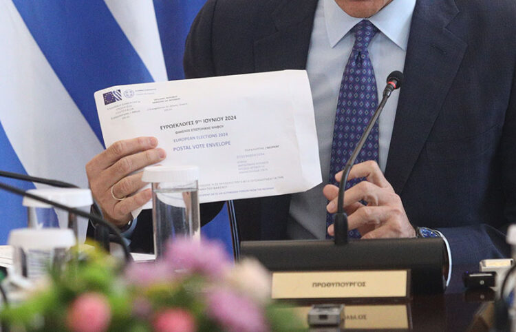 Ο Κυριάκος Μητσοτάκης δείχνει την επιστολική ψήφο για τις ευρωεκλογές, κατά τη διάρκεια υπουργικού συμβουλίου (φωτ.: EUROKINISSI / Γιάννης Παναγόπουλος)