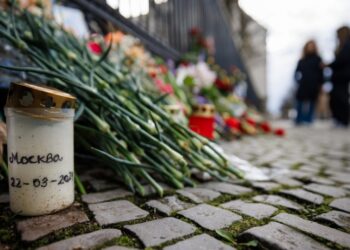 Ένα κερί που γράφει «Μόσχα 22-03-2024» δίπλα σε πλήθος λουλουδιών έξω από τη ρωσική πρεσβεία στο Βερολίνο, στη μνήμη των θυμάτων της επίθεσης (φωτ.: EPA/Clemens Bilan)