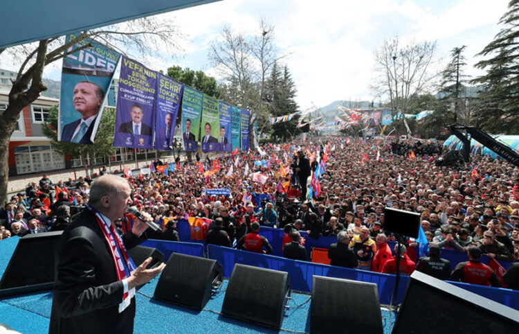 Ο Ρετζέπ Ταγίπ Ερντογάν μιλά σε προεκλογική συγκέντρωση στην Τοκάτη της Τουρκίας, στον δυτικό Πόντο (φωτ.: Προεδρία της Δημοκρατίας της Τουρκίας)
