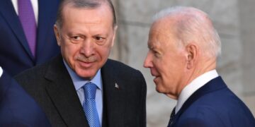 Από αριστερά, ο Τούρκος πρόεδρος Ρετζέπ Ταγίπ Ερντογάν και ο Αμερικανός πρόεδρος Τζο Μπάιντεν σε παλιότερη συνάντησή τους σε διάσκεψη του ΝΑΤΟ στις Βρυξέλλες (φωτ.: EPA/Radek Pietruszka)