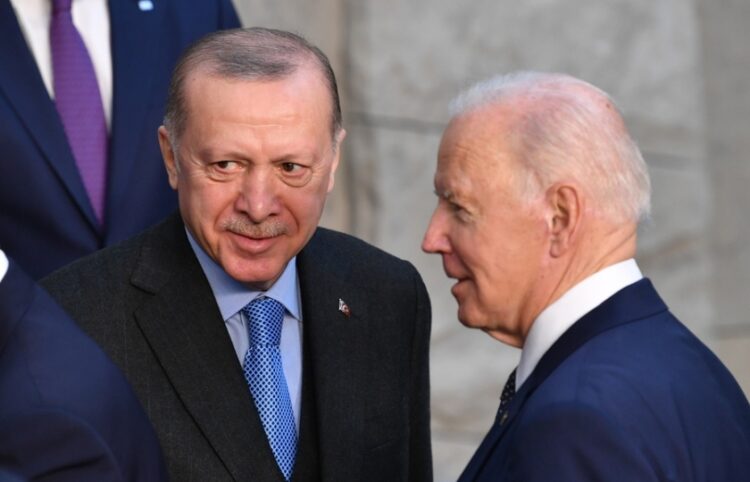 Από αριστερά, ο Τούρκος πρόεδρος Ρετζέπ Ταγίπ Ερντογάν και ο Αμερικανός πρόεδρος Τζο Μπάιντεν σε παλιότερη συνάντησή τους σε διάσκεψη του ΝΑΤΟ στις Βρυξέλλες (φωτ.: EPA/Radek Pietruszka)