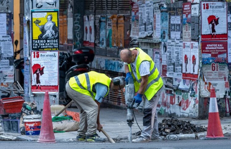 Εργάτες στο κέντρο της Αθήνας (φωτ.: EUROKINISSI/Κωνσταντίνος Τζούμας)