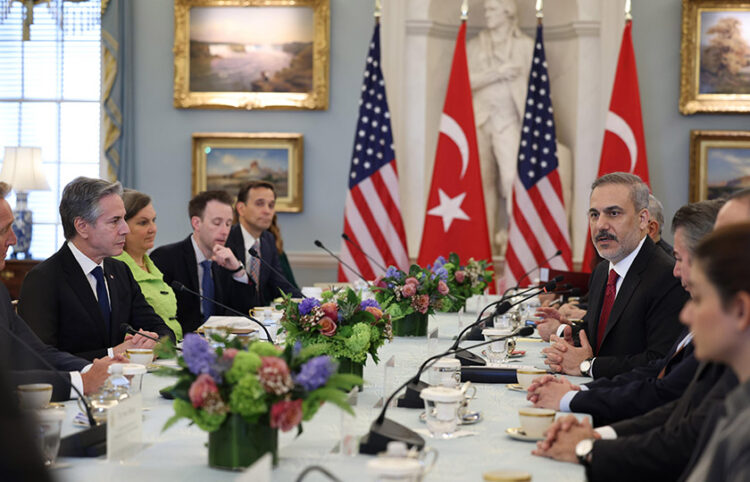 Άντονι Μπλίνκεν και Χακάν Φιντάν σε διευρυμένη συνάντηση στην Ουάσινγκτον (φωτ.: Υπουργείο Εξωτερικών Τουρκίας)
