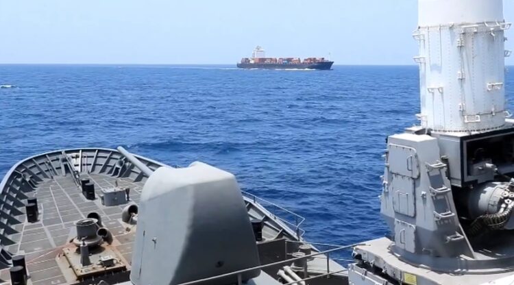 Στιγμιότυπο από το βίντεο, στο οποίο διακρίνεται το πυροβόλο της φρεγάτας, αλλά και το εμπορικό πλοίο, το οποίο συνόδευε, στο βάθος (φωτ.: Χ/EUNAVFOR ASPIDES)