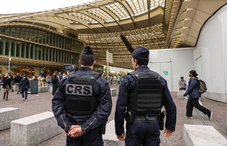 Γάλλοι αστυνομικοί σε περιπολία σε πολυσύχναστο εμπορικό τμήμα του Παρισιού (φωτ.: EPA / Teresa Suarez)