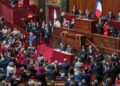 Μέλη του γαλλικού κοινοβουλίου χειροκροτούν μετά την έγκριση της συνταγματικής κατοχύρωσης του δικαιώματος των γυναικών στην άμβλωση (φωτ.: EPA/Christophe Petit Tesson)