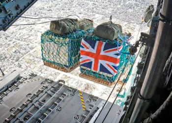 Ρίψη ανθρωπιστικής βοήθειας από τη βρετανική Βασιλική Αεροπορία (φωτ.: EPA / AS1 Leah Jones / RAF)