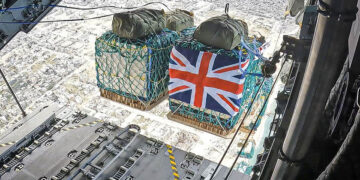 Ρίψη ανθρωπιστικής βοήθειας από τη βρετανική Βασιλική Αεροπορία (φωτ.: EPA / AS1 Leah Jones / RAF)