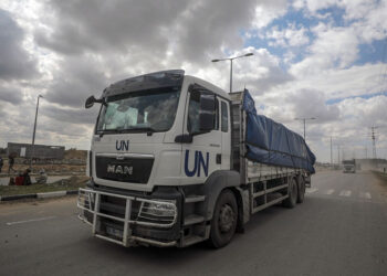 Φορτηγό του ΟΗΕ με ανθρωπιστική βοήθεια για τους Παλαιστίνους διασχίζει το πέρασμα από τη Ράφα (φωτ.: EPA / Mohammed Saber)