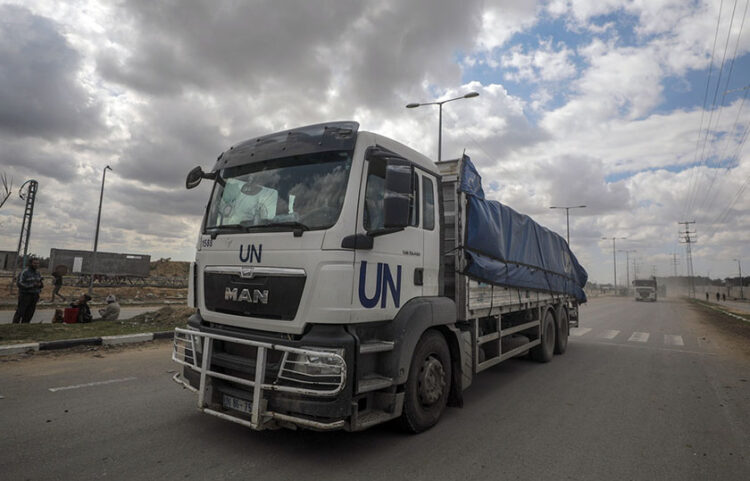 Φορτηγό του ΟΗΕ με ανθρωπιστική βοήθεια για τους Παλαιστίνους διασχίζει το πέρασμα από τη Ράφα (φωτ.: EPA / Mohammed Saber)