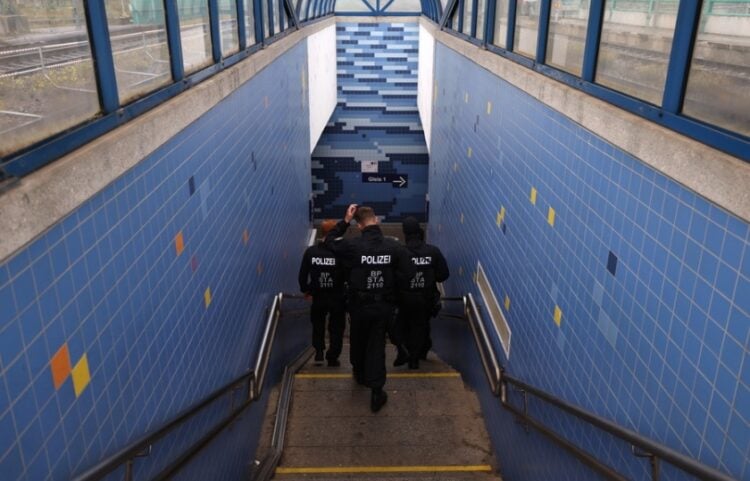 Αστυνομικοί στη διάρκεια ελέγχου στα σύνορα με τη Γερμανία (φωτ. αρχείου: EPA/Anna Szilagyi)