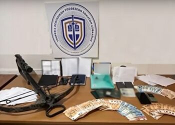 Τα κατασχεθέντα χρήματα και αντικείμενα από το χώρο εργασίας του γιατρού (φωτ.: Ελληνική Αστυνομία)