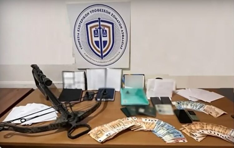 Τα κατασχεθέντα χρήματα και αντικείμενα από το χώρο εργασίας του γιατρού (φωτ.: Ελληνική Αστυνομία)