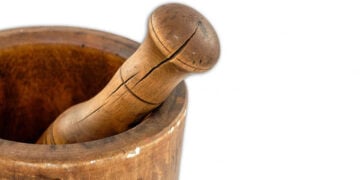 Το ξύλινο γουδί ανήκε στην Αναστασία Κομεντάκη από τη Μικρά Ασία και έχει συμπεριληφθεί στην έκθεση «Από τη Μεγάλη... στη Σύγχρονη Ελλάδα (Μέρος Β’): Οι Πρόσφυγες», του Εθνικού Ιστορικού Μουσείου