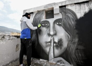 Νεαρός Αθηναίος ολοκληρώνει ένα γκράφιτι για την ενδοοικογενειακή βία (φωτ.: EUROKINISSI/Αντώνης Νικολόπουλος)