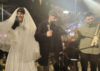 Ποντιακός γάμος αλά... αποκριάτικα στην κεντρική πλατεία των Γρεβενών (φωτ.: Facebook / Δήμος Γρεβενών)