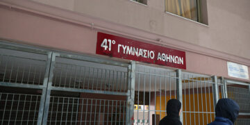 Η είσοδος του 41ου Γυμνασίου Αθηνών στην Κυψέλη (φωτ.: EUROKINISSI / Γιάννης Παναγόπουλος)