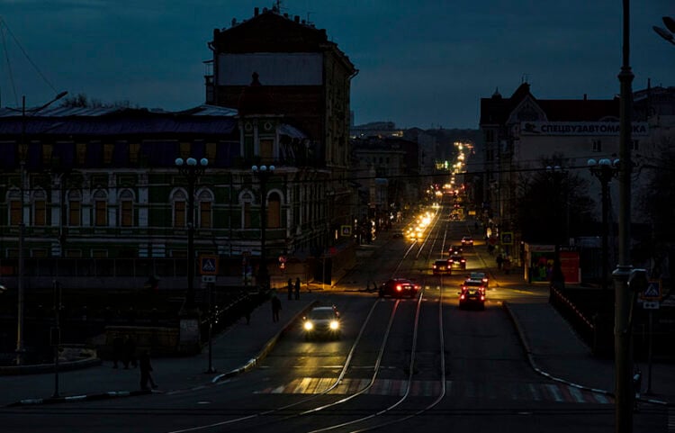 Μπλακ άουτ στο Χάρκοβο στη βορειοανατολική Ουκρανία μετά από ρωσική επίθεση (φωτ.: EPA / Sergey Kozlov)
