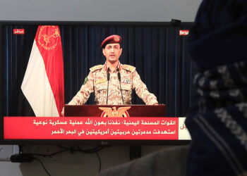 Ο εκπρόσωπος των Χούθι, Γιαχία Σαρέα, ανακοινώνει την ανάληψη της ευθύνης για τη φονική επίθεση (φωτ.: EPA / Yahya Arhab)