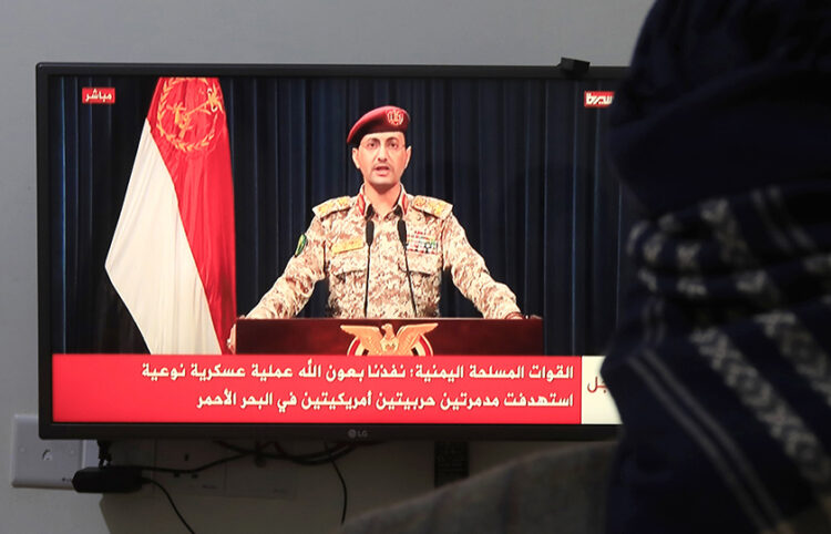 Ο εκπρόσωπος των Χούθι, Γιαχία Σαρέα, ανακοινώνει την ανάληψη της ευθύνης για τη φονική επίθεση (φωτ.: EPA / Yahya Arhab)