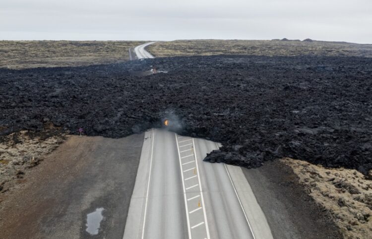Ποτάμι λάβας έχει καλύψει δρόμο κοντά στο Χάγκαφελ, στη νοτιοδυτική Ισλανδία (φωτ.: EPA/Anton Brink)
