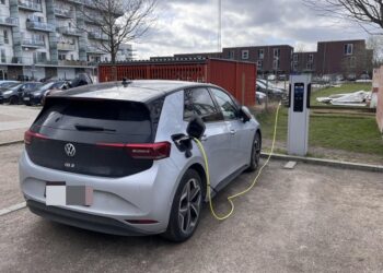 Ηλεκτρικό αυτοκίνητο φορτίζει σε δημόσιο σταθμό στην Κοπεγχάγη της Δανίας (φωτ.: Γιώργος Κουρκουρίκης)