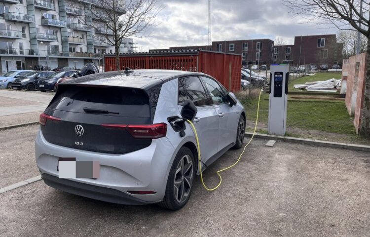 Ηλεκτρικό αυτοκίνητο φορτίζει σε δημόσιο σταθμό στην Κοπεγχάγη της Δανίας (φωτ.: Γιώργος Κουρκουρίκης)