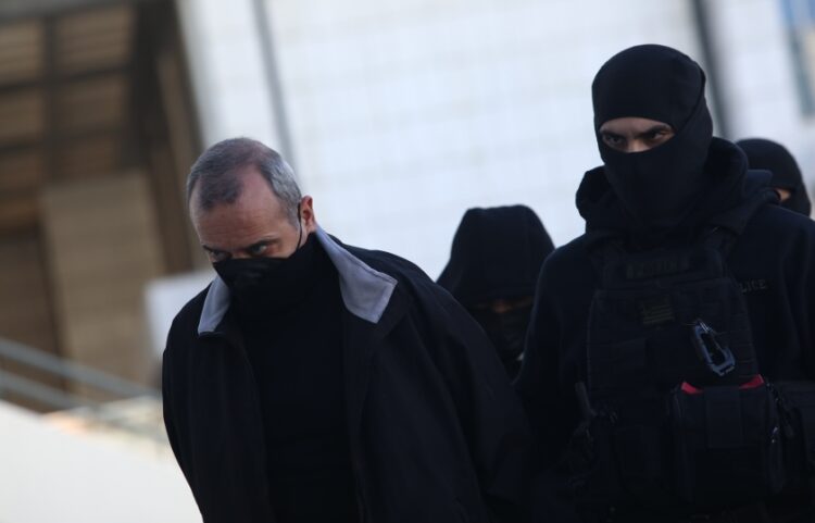 Ο Ηλίας Μίχος ενώ προσέρχεται στο δικαστήριο, παρουσία αστυνομικών (φωτ.: EUROKINISSI/Κώστας Τζούμας)