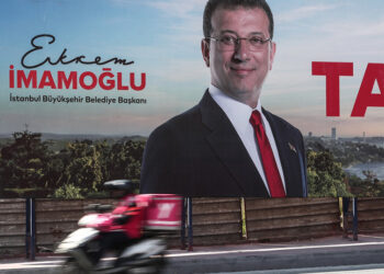 Προεκλογική αφίσα του Εκρέμ Ιμάμογλου στην Κωνσταντινούπολη (φωτ.: EPA / Erdem Sahin)