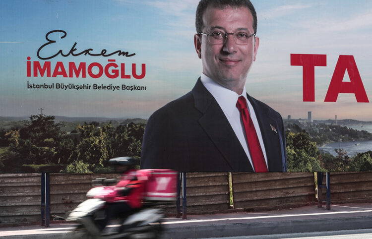 Προεκλογική αφίσα του Εκρέμ Ιμάμογλου στην Κωνσταντινούπολη (φωτ.: EPA / Erdem Sahin)