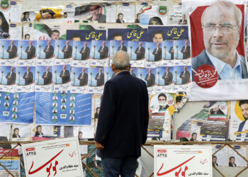 Αφίσες υποψηφίων στις βουλευτικές εκλογές του Ιράν, σε δρόμο της Τεχεράνης (φωτ.: EPA / Abedin Taherkenareh)