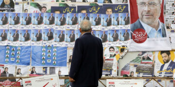 Αφίσες υποψηφίων στις βουλευτικές εκλογές του Ιράν, σε δρόμο της Τεχεράνης (φωτ.: EPA / Abedin Taherkenareh)