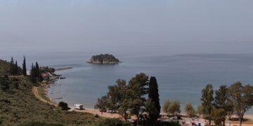 Γενική άποψη παραλίας του Ναυπλίου καλυμμένη με αφρικανική σκόνη (φωτ.: ΑΠΕ-ΜΠΕ /Ευάγγελος Μπουγιώτης)