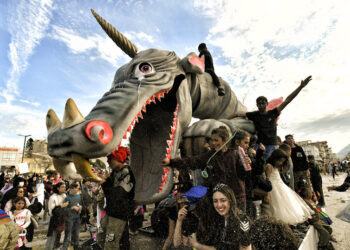 Στιγμιότυπο από το καρναβάλι της Κορίνθου, Σάββατο 16 Μαρτίου 2024 (φωτ.: ΑΠΕ-ΜΠΕ / Βασίλης Ψωμάς)