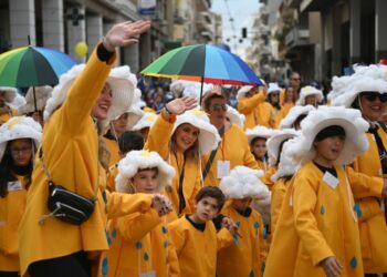 Μικροί καρναβαλιστές παρελαύνουν στους κεντρικούς δρόμους της Πάτρας συμμετέχοντας στη Μεγάλη Παρέλαση του «Καρναβαλιού των Μικρών 2023» (φωτ. αρχείου: ΑΠΕ ΜΠΕ/Γιώτα Λοτσάρη)