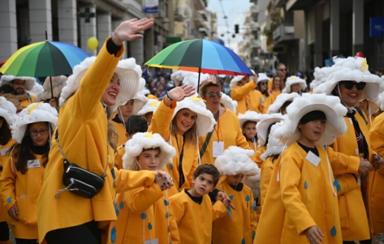 Μικροί καρναβαλιστές παρελαύνουν στους κεντρικούς δρόμους της Πάτρας συμμετέχοντας στη Μεγάλη Παρέλαση του «Καρναβαλιού των Μικρών 2023» (φωτ. αρχείου: ΑΠΕ ΜΠΕ/Γιώτα Λοτσάρη)