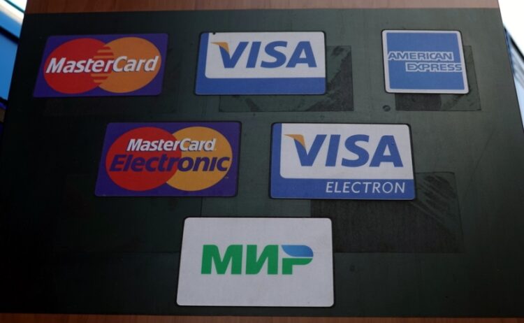 Αυτοκόλλητα με τα λογότυπα καρτών πληρωμών στον τοίχο καταστήματος στη Ρωσία. Στο κάτω μέρος απεικονίζεται το αυτοκόλλητο των καρτών Μir (φωτ.: EPA/Maxim Shipenkov)