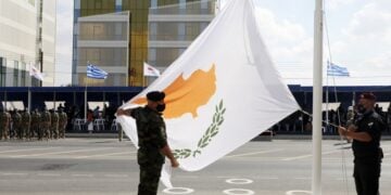 Στρατιώτες υψώνουν τη σημαία της Κύπρου στη διάρκεια παρέλασης για την επέτειο ανεξαρτησίας της Μεγαλονήσου (φωτ.: ΕΡΑ/Κάτια Χριστοδούλου)