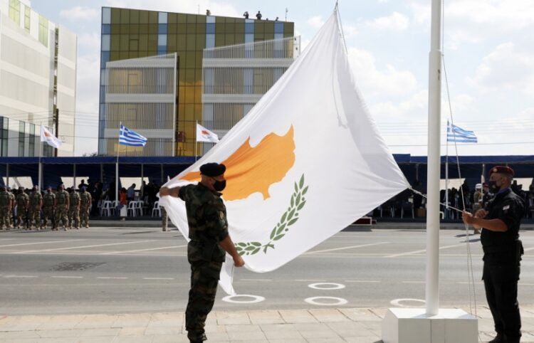 Στρατιώτες υψώνουν τη σημαία της Κύπρου στη διάρκεια παρέλασης για την επέτειο ανεξαρτησίας της Μεγαλονήσου (φωτ.: ΕΡΑ/Κάτια Χριστοδούλου)