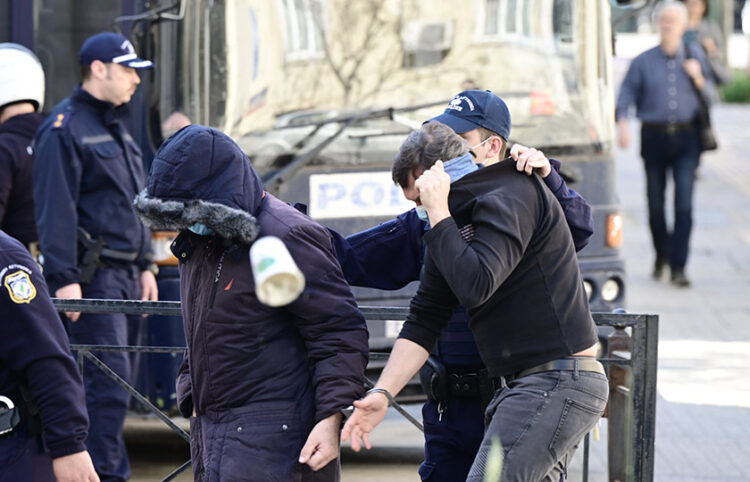 Κατηγορούμενοι στην υπόθεση του Κολωνού μεταφέρονται στο Μικτό Ορκωτό Δικαστήριο (φωτ.: EUROKINISSI / Μιχάλης Καραγιάννης)