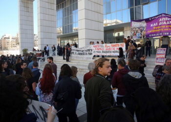 Πολίτες και μέλη οργανώσεων έξω από το Μικτό Ορκωτό Δικαστήριο κατά τη διάρκεια της συνεδρίασης για τη λήψη απόφαση στην υπόθεση του Κολωνού (φωτ.: ΑΠΕ-ΜΠΕ / Αλέξανδρος Βλάχος)
