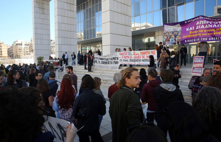 Πολίτες και μέλη οργανώσεων έξω από το Μικτό Ορκωτό Δικαστήριο κατά τη διάρκεια της συνεδρίασης για τη λήψη απόφαση στην υπόθεση του Κολωνού (φωτ.: ΑΠΕ-ΜΠΕ / Αλέξανδρος Βλάχος)