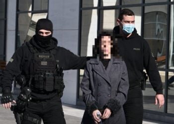 Η μητέρα της 12χρονης ενώ αποχωρεί από το δικαστήριο συνοδεία αστυνομικών (φωτ.: EUROKINISSI/Τατιάνα Μπόλαρη)