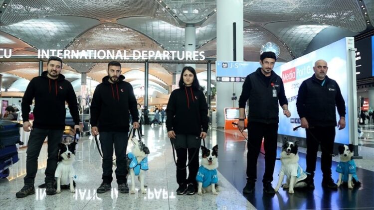 Οι νέοι... υπάλληλοι του αεροδρομίου της Κωνσταντινούπολης με τους εκπαιδευτές τους (φωτ.: Anadolu Ajansı/İslam Yakut)