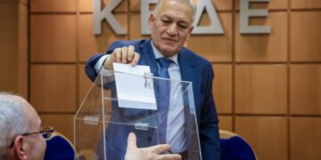 Ο Λάζαρος Κυρίζογλου ενώ ρίχνει την ψήφο του στην κάλπη (φωτ.: EUROKINISSI/Παναγιώτης Στόλης)
