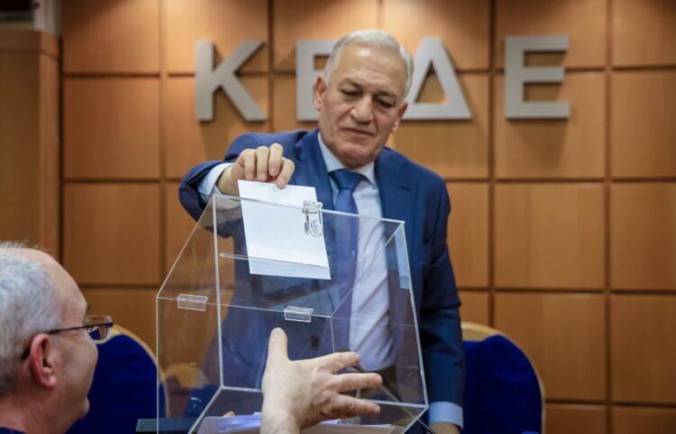 Ο Λάζαρος Κυρίζογλου ενώ ρίχνει την ψήφο του στην κάλπη (φωτ.: EUROKINISSI/Παναγιώτης Στόλης)